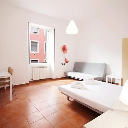 Walk To The Colosseum From Your Family Apartamento *